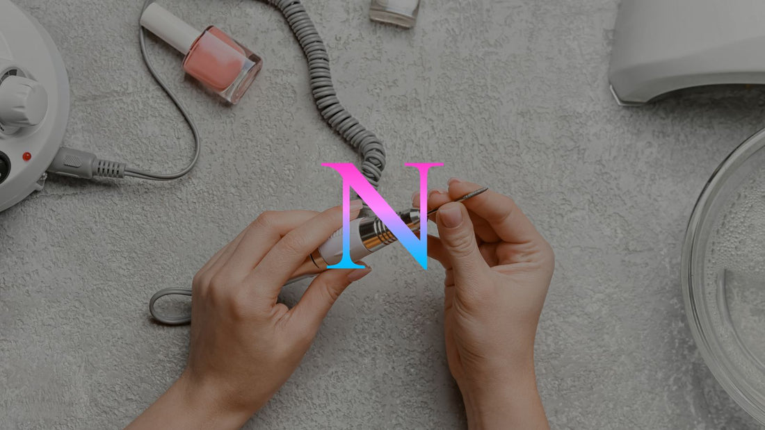 Ponceuse à ongles électrique et embouts utilisés pendant une manucure