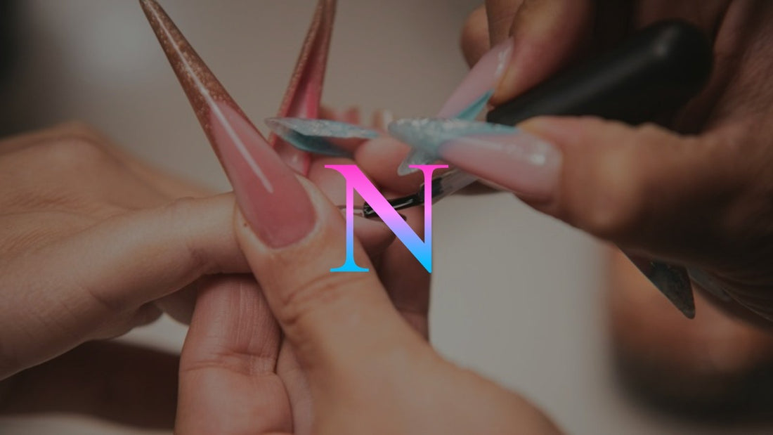 Pinceau fin utilisé pour peindre un design sur de longs ongles, outils de design d'ongles