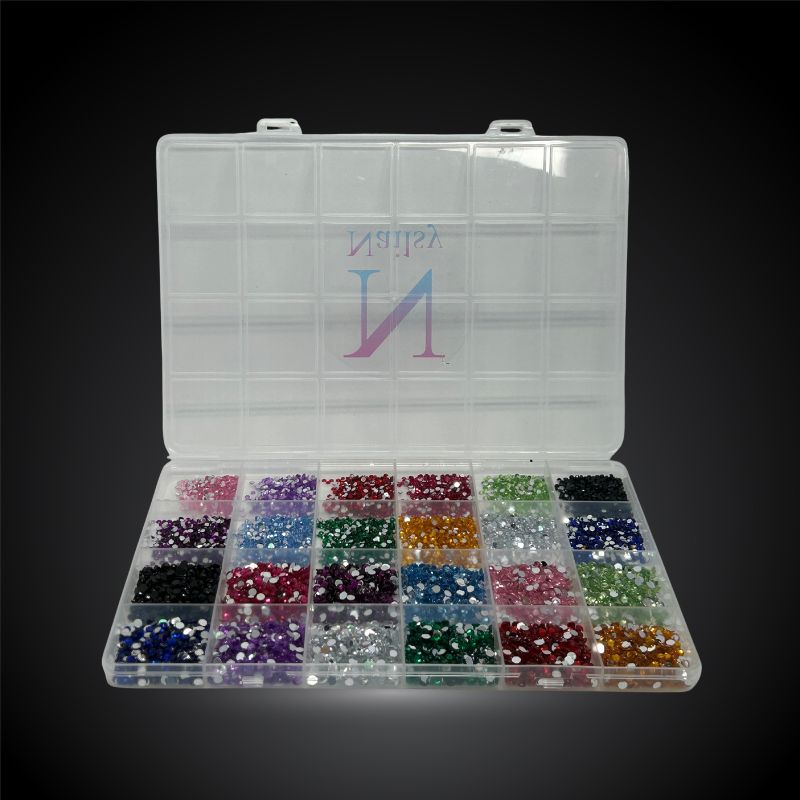 Boîte de strass multicolores pour le design des ongles chez Nailsy Drummondville