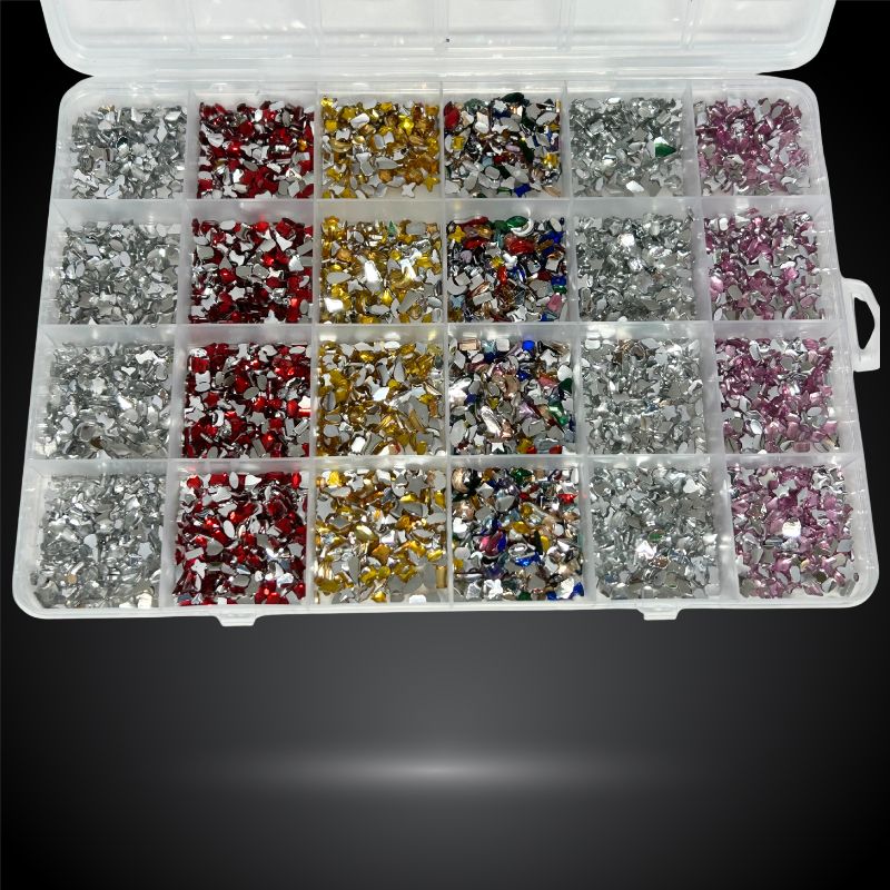 Mini strass pour ongles de couleurs et formes variées en compartiments