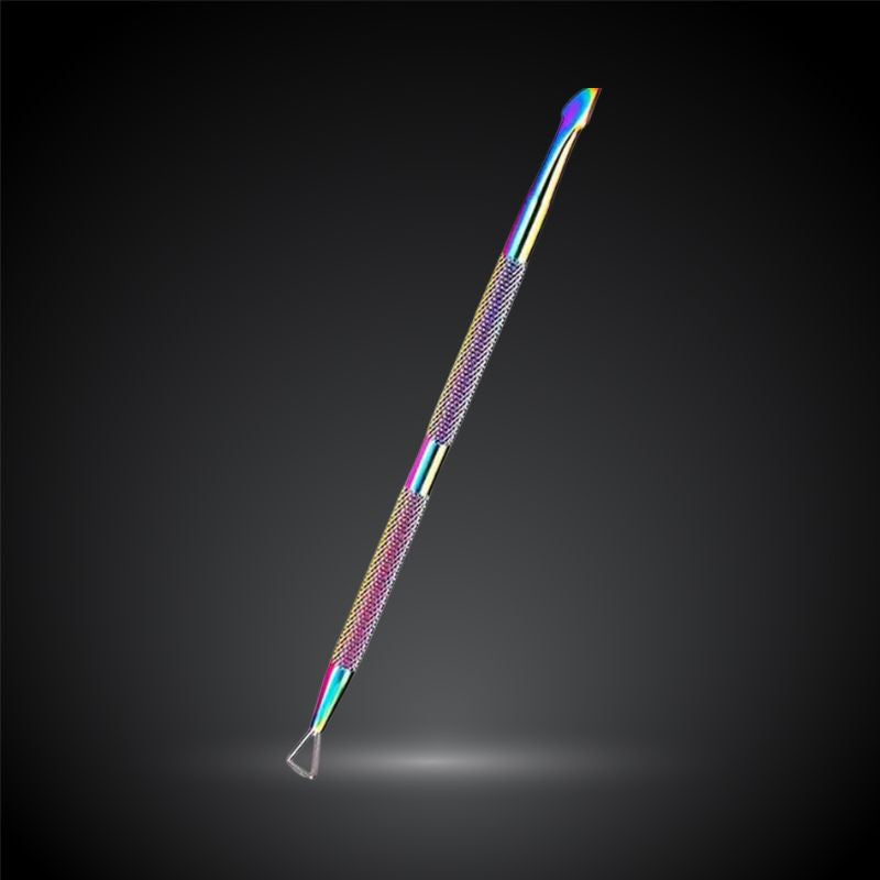 Pousse-cuticules arc-en-ciel utilisé pour la dépose du gel
