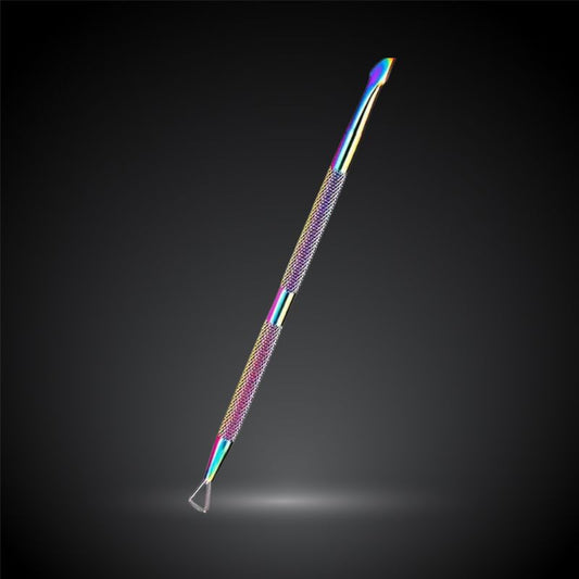 Pousse-cuticules arc-en-ciel utilisé pour la dépose du gel