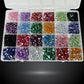 Strass pour ongles rangés par couleur dans des compartiments