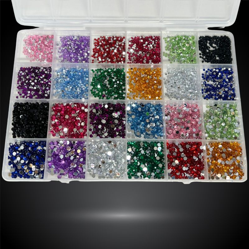 Strass pour ongles rangés par couleur dans des compartiments